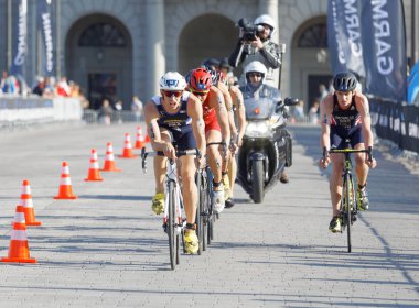Stockholm - 26 Ağustos 2017: Jonathan Brownlee ve önde gelen erkek triatloncu grubu Erkekler Itu Dünya Triatlon serisi etkinliği 26 Ağustos 2017 'de İsveç' in Stockholm kentinde