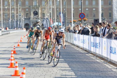 Stockholm - 26 Ağustos 2017: Erkekler Itu Dünya Triatlon Serisi 'nde 26 Ağustos 2017' de Stockholm, İsveç 'te bir eğri üzerinde dövüşen erkek triatlet grubu