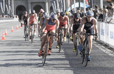 Stockholm - 26 Ağustos 2017: Stockholm, İsveç'te erkekler İTÜ dünya triatlon serisi olay 26 Ağustos 2017 eğrideki renkli elit erkek triatlet bisikletçiler gurup