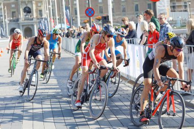 Stockholm - 26 Ağustos 2017: Erkek triatloncu grubu, Schilling, Sissons, Bowden 26 Ağustos 2017 'de Stockholm, İsveç' te düzenlenen Erkekler Itu Dünya Triatlon serisinde bir virajda