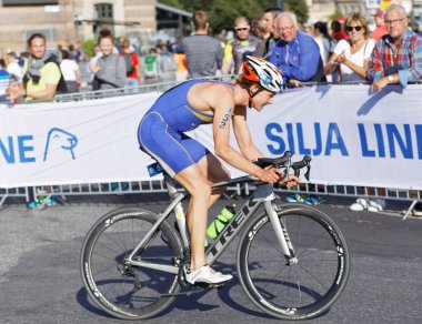 Stockholm - 26 Ağustos 2017: İsveçli triatloncular Gabriel Sandor, 26 Ağustos 2017 tarihinde İsveç 'in Stockholm kentinde düzenlenen Erkekler Itu Dünya Triatlon serisinin yan görüntüsü