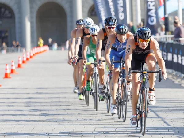 Stockholm - 26 Ağustos 2017: Savaşan erkek triatloncu grubu, erkekler Itu Dünya Triatlon serisinin arka planında 26 Ağustos 2017, Stockholm, İsveç