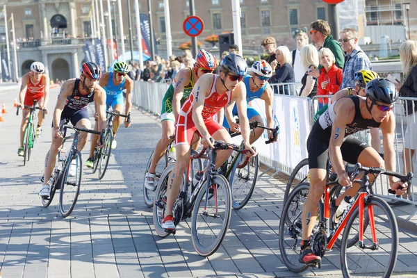 Stockholm - 26 Ağustos 2017: Erkek triatloncu grubu, Schilling, Sissons, Bowden 26 Ağustos 2017 'de Stockholm, İsveç' te düzenlenen Erkekler Itu Dünya Triatlon serisinde bir virajda