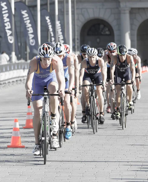 Bir grup, Gabriel Sandor birçok triatlet bisikletçiler tarafından takip 