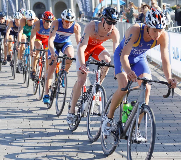 Veel triatleet fietsers in een rij, Gabriel Sandor gevolgd door Os — Stockfoto