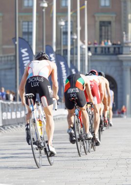 Stockholm - 26 Ağustos 2017: renkli triatlet bisikletçiler erkekler İTÜ dünya triatlon serisi olay 26 Ağustos 2017 Stokholm İsveç'in grup geri