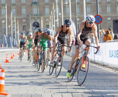 Stockholm - 26 Ağustos 2017: Savaşan erkek triatloncular grubu, arka planda kraliyet kalesi Erkekler Itu Dünya Triatlon serisi etkinliği 26 Ağustos 2017 Stockholm, İsveç