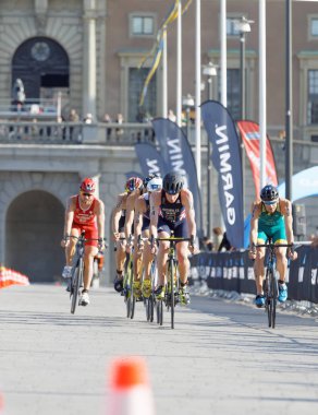 Stockholm - 26 Ağustos 2017: Jonathan Brownlee ve grup erkek triatlet bisikletçiler erkekler İTÜ dünya triatlon serisi olay 26 Ağustos 2017 Stokholm, İsveç
