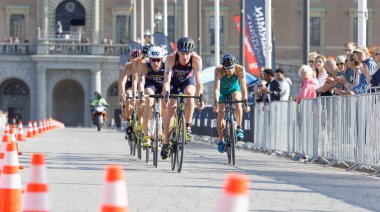 Stockholm - 26 Ağustos 2017: Jonathan Brownlee ve grup erkek triatlet bisikletçiler erkekler İTÜ dünya triatlon serisi olay 26 Ağustos 2017 Stokholm, İsveç
