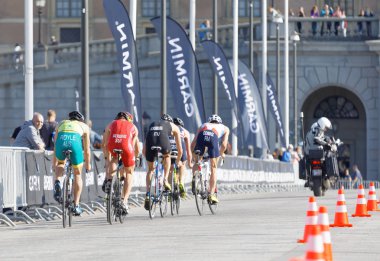Stockholm - 26 Ağustos 2017: renkli triatlet bisikletçiler erkekler İTÜ dünya triatlon serisi olay 26 Ağustos 2017 Stokholm İsveç'in grup geri