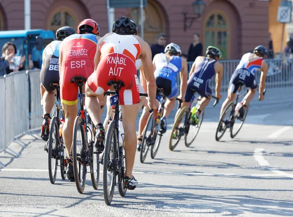 Stockholm - 26 Ağustos 2017: renkli triatlet bisikletçiler erkekler İTÜ dünya triatlon serisi olay 26 Ağustos 2017 Stokholm İsveç'in grup geri