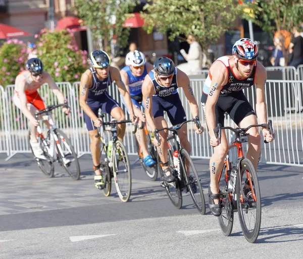 Stockholm - 26 Ağustos 2017: Arka arkaya birçok triatloncu, Oscar Coggins ve ardından 26 Ağustos 2017 'de Stockholm, İsveç' te düzenlenen Erkekler Itu Dünya Triatlon Serisi 'nde yarışmacılar