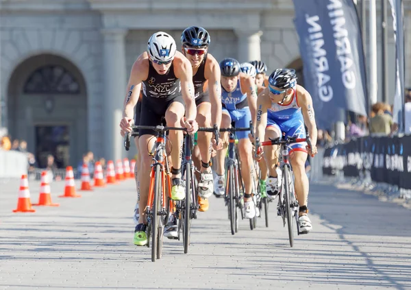 Stockholm - 26 Ağustos 2017: Savaşan erkek triatloncular grubu, arka planda kraliyet kalesi Erkekler Itu Dünya Triatlon serisi etkinliği 26 Ağustos 2017 Stockholm, İsveç