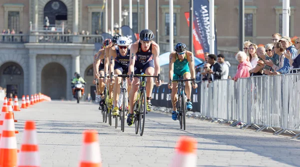 Stockholm - 26 Ağustos 2017: Jonathan Brownlee ve grup erkek triatlet bisikletçiler erkekler İTÜ dünya triatlon serisi olay 26 Ağustos 2017 Stokholm, İsveç