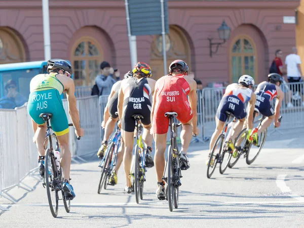 Stockholm - 26 Ağustos 2017: renkli triatlet bisikletçiler erkekler İTÜ dünya triatlon serisi olay 26 Ağustos 2017 Stokholm İsveç'in grup geri