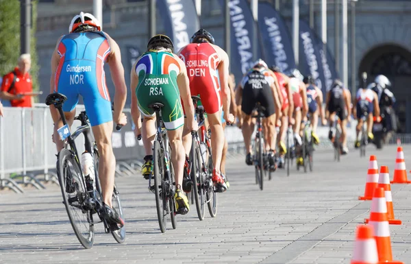 Baksidan av grupp färgstarka triathlet cyklister — Stockfoto