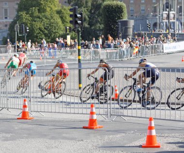 Stockholm - 26 Ağustos 2017: Erkek triatloncu grubu, Schilling, Sissons, Bowden 26 Ağustos 2017 'de Stockholm, İsveç' te düzenlenen Erkekler Itu Dünya Triatlon serisinde bir virajda
