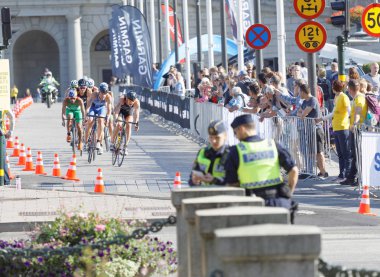 Stockholm - 26 Ağustos 2017: Uzak savaş triatloncuları grubu, Erkekler Itu Dünya Triatlon Serisi ön planda polis memurları 26 Ağustos 2017 Stockholm, İsveç