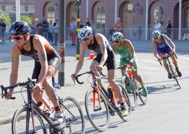 Stockholm - 26 Ağustos 2017: Savaşan erkek triatloncular grubu, arka planda kraliyet kalesi Erkekler Itu Dünya Triatlon serisi etkinliği 26 Ağustos 2017 Stockholm, İsveç