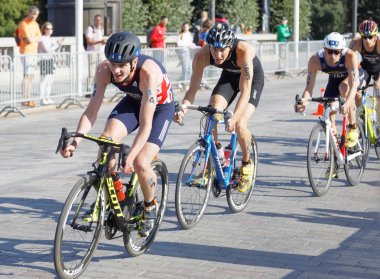 Jonathan Brownlee ve grup erkek triatlet Bisiklet