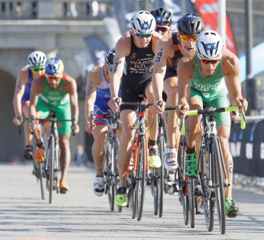 Stockholm - 26 Ağustos 2017: renkli triatlet bisikletçiler erkekler İTÜ dünya triatlon serisi olay 26 Ağustos 2017 Stokholm İsveç'in grup geri