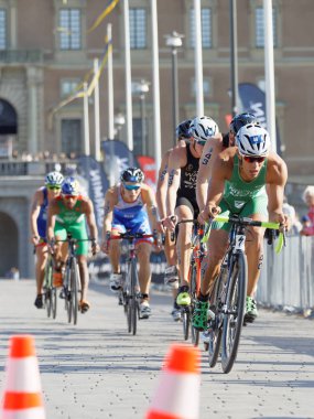 Renkli triatlet bisikletçiler grup arkası