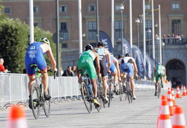 Triatlet bisikletçi Denis Vasilev arkası