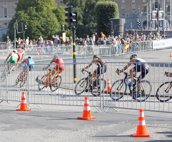 Stockholm - 26 Ağustos 2017: Erkek triatloncu grubu, Schilling, Sissons, Bowden 26 Ağustos 2017 'de Stockholm, İsveç' te düzenlenen Erkekler Itu Dünya Triatlon serisinde bir virajda