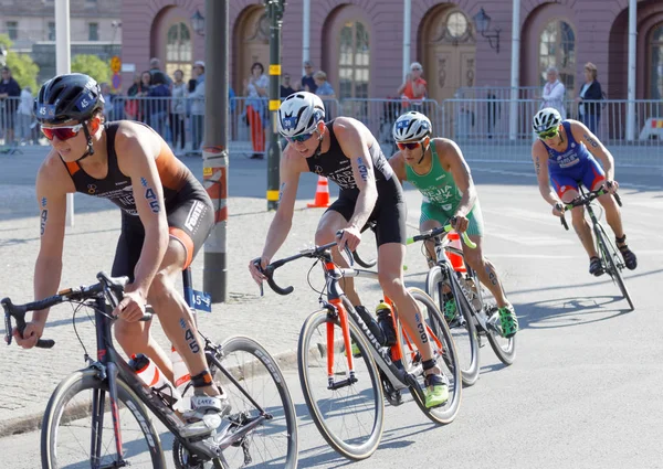 Stockholm Agosto 2017 Gruppo Ciclisti Triatleti Maschi Combattenti Castello Reale — Foto Stock