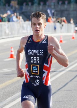 Stockholm - 26 Ağustos 2017: Önde gelen triatloncu Jonathan Brownlee 26 Ağustos 2017 'de İsveç' in Stockholm kentinde düzenlenen Erkekler Itu Dünya Triatlon Şampiyonası 'nda koşuyor.
