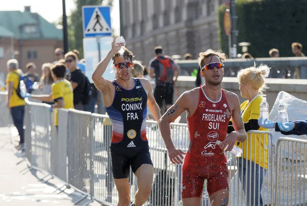 Stockholm - 26 Ağustos 2017: Koşu triatleti Fridelance (Sui) ve Dorian Coninx (Fra) 26 Ağustos 2017 tarihinde İsveç 'in Stockholm kentinde düzenlenen Dünya Erkekler Triatlon Şampiyonası' nda vücudunun üzerinden su sıçrattılar.