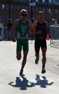 Stockholm - 26 Ağustos 2017: Erkekler Itu Dünya Triatlonu 'nda koşan triatletler White ve Van der Steel 26 Ağustos 2017 Stockholm, İsveç