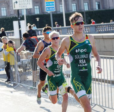 Stockholm - 26 Ağustos 2017: Erkekler Itu Dünya Triatlon Şampiyonası 'nda koşan triatletler Wian Sullwald ve Schoeman