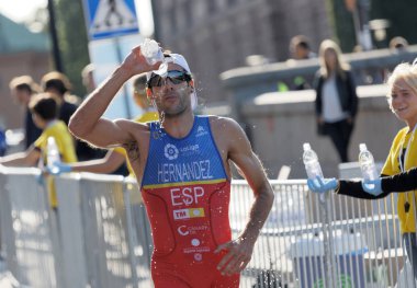 Stockholm - 26 Ağustos 2017: Koşu sporcusu Vincente Hernandez (Esp) 26 Ağustos 2017 'de Stockholm, İsveç' te düzenlenen Dünya Erkekler Triatlon Şampiyonası 'nda yüzüne su sıçrattı.