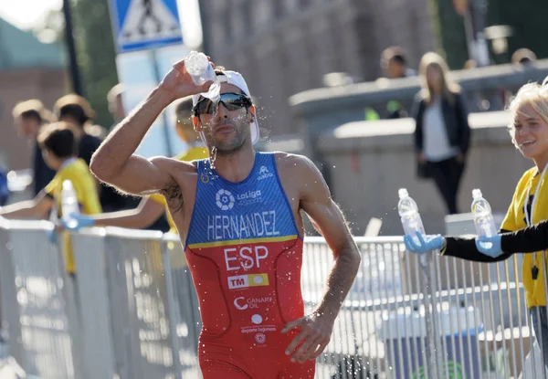 Stockholm - 26 Ağustos 2017: Koşu sporcusu Vincente Hernandez (Esp) 26 Ağustos 2017 'de Stockholm, İsveç' te düzenlenen Dünya Erkekler Triatlon Şampiyonası 'nda yüzüne su sıçrattı.