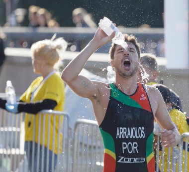 Stockholm - 26 Ağustos 2017: Çalışan triatlet Miguel Arraiolos (Por) sıçramasına su bir şişe yüzünde erkekler İTÜ dünya triatlon serisi olay 26 Ağustos 2017 Stokholm, İsveç
