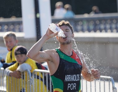 Stockholm - 26 Ağustos 2017: İsveç 'in Stockholm kentinde düzenlenen Erkekler Itu Dünya Triatlon Şampiyonası' nda yarışan triatlet Miguel Arraiolos (Por) bir şişeden içme suyu içti.