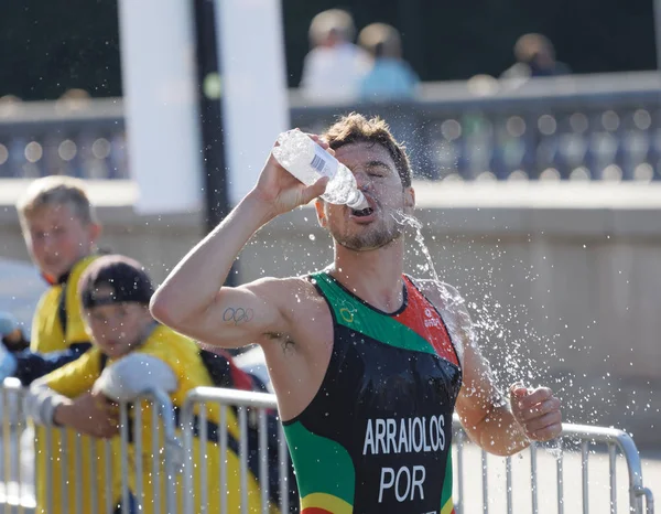 Stockholm - 26 Ağustos 2017: İsveç 'in Stockholm kentinde düzenlenen Erkekler Itu Dünya Triatlon Şampiyonası' nda yarışan triatlet Miguel Arraiolos (Por) bir şişeden içme suyu içti.
