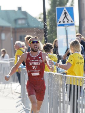 Andrea Salivisberg (Sui) gelen sıçramasına su triatlet çalışan