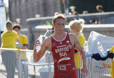 Stockholm - 26 Ağustos 2017: Koşu triatleti Adrien Brifford (Sui) 26 Ağustos 2017 tarihinde Stockholm, İsveç 'te düzenlenen Dünya Erkekler Triatlon Şampiyonası' nda yüzüne su sıçrattı.