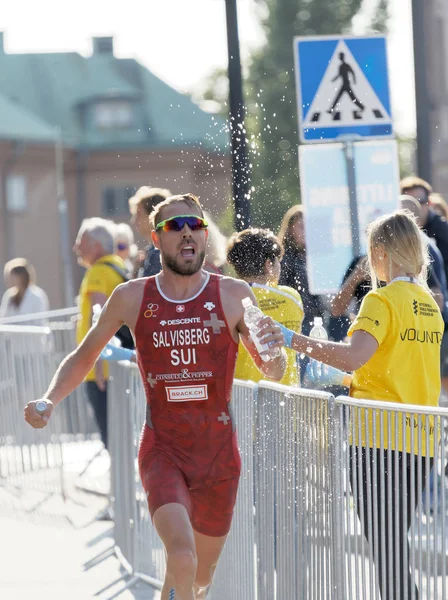 Andrea Salivisberg (Sui) gelen sıçramasına su triatlet çalışan