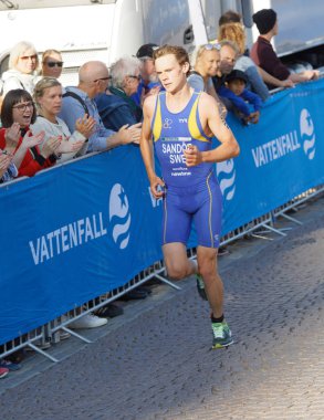 Stockholm - 26 Ağustos 2017: Koşu triatleti Gabriel Sandor (Swe) finalde, seyirciler 26 Ağustos 2017 'de İsveç' in Stockholm kentinde düzenlenen Erkekler Itu Dünya Triatlon Şampiyonası 'nda el çırpıyorlar.