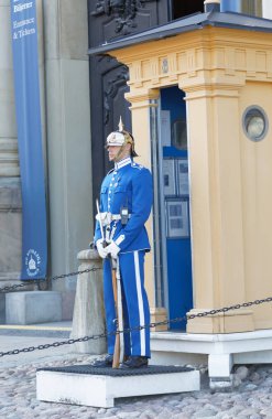 Stockholm - 26 Ağustos 2017: mavi üniformalı kraliyet muhafızları ve Stockholm 'deki İsveç kraliyet kalesini koruyan bir tüfek. 26 Ağustos 2017 Stockholm, İsveç