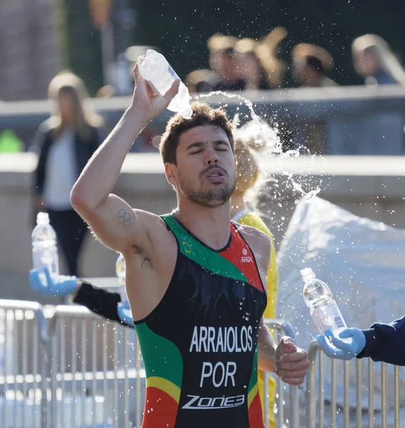 Triatlet Miguel Arraiolos (Por) gelen sıçramasına su çalışan bir