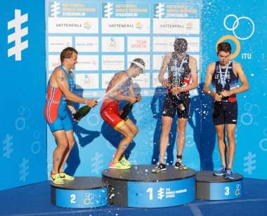 Stockholm - 26 Ağustos 2017: Jonathan Brownlee, Kristian Blummenfelt ve Pierre le Corre kazananın stand erkekler İTÜ dünya triatlon serisi olay Augist 26, 2017 Stokholm, İsveç, şampanya içiyor