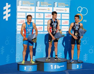 Stockholm - 26 Ağustos 2017: Jonathan Brownlee, Kristian Blummenfelt ve Pierre le Corre kazananın stand erkekler İTÜ dünya triatlon serisi olay Augist 26, 2017 Stokholm, İsveç