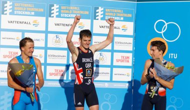Stockholm - 26 Ağustos 2017: Jonathan Brownlee, Kristian Blummenfelt ve Pierre le Corre kazananın stand erkekler İTÜ dünya triatlon serisi olay Augist 26, 2017 Stokholm, İsveç