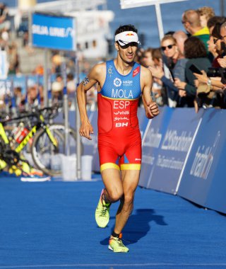 Stockholm - 26 Ağustos 2017: Çalışan triatlet Mario Mola (Esp) bitiş çizgisine, Stockholm, İsveç'te erkekler İTÜ dünya triatlon serisi olay 26 Ağustos 2017 arka planda seyirci yakın