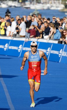 Stockholm - 26 Ağustos 2017: Stockholm, İsveç'te erkekler İTÜ dünya triatlon serisi olay 26 Ağustos 2017 bitiş çizgisine yakın çalışan triatlet Vincente Hernandez (Esp)