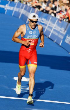 Stockholm - 26 Ağustos 2017: Stockholm, İsveç'te erkekler İTÜ dünya triatlon serisi olay 26 Ağustos 2017 bitiş çizgisine yakın çalışan triatlet Vincente Hernandez (Esp)
